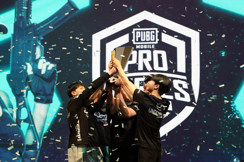 이번 PMPS 2023 시즌1 우승겁을 드렁올리고 있는 덕산 e스포츠 [사진=크래프톤]