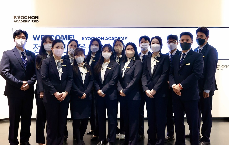 교촌치킨이 QSC 강화의 일환으로 '교육 유니폼'을 신규 제작했다. [사진=교촌F&B]