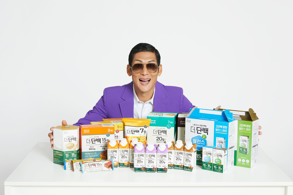 빙그레 ‘더:단백’이 출시 2년 만에 누적 판매 3000만개를 돌파했다. 빙그레는 건강하고 유쾌한 이미지의 연예인 박준형을 ‘더:단백’ 모델로 발탁해  제품을 직접 체험하고 온라인 운동코칭을 받으며 자기관리까지 도전하는 프로그램도 함께 진행할 예정이다. [사진=빙그레]