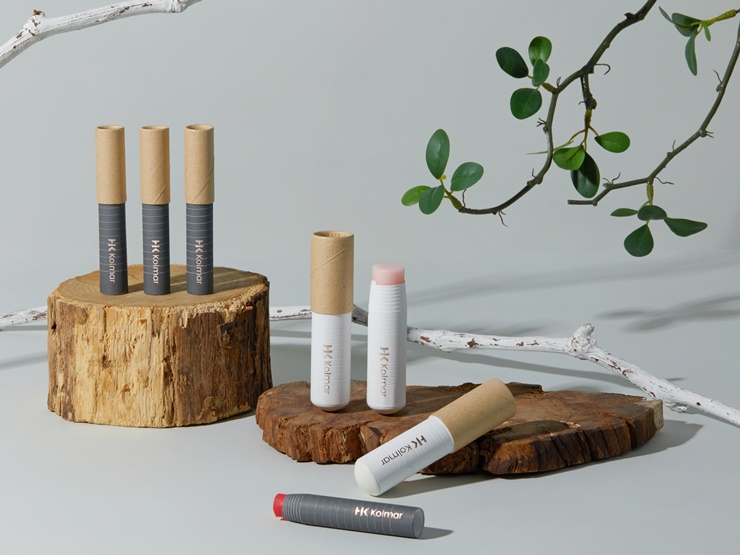 친환경 화장품에 대한 수요가 높아지면서 장업계도 재생 가능한 원료를 사용한 제품 개발에 박차를 가하고 있다고 밝혔다. 한국콜마가 개발한 종이스틱 [사진=한국콜마]
