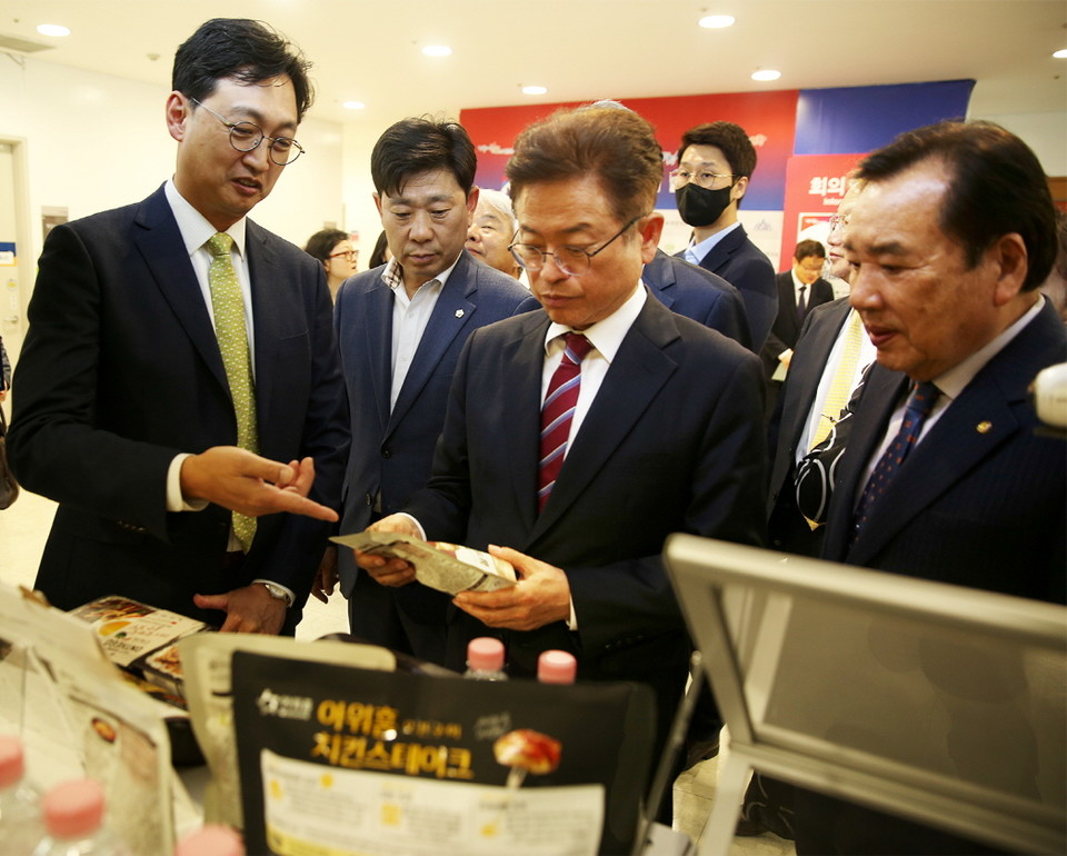 26일 ‘K-키친 프로젝트 추진위원회 발대식’에서 아워홈 비전전략본부장 이동훈 부사장이 이철우 경북도지사에게 HMR 간편식을 소개하고 있다. [사진=아워홈] 