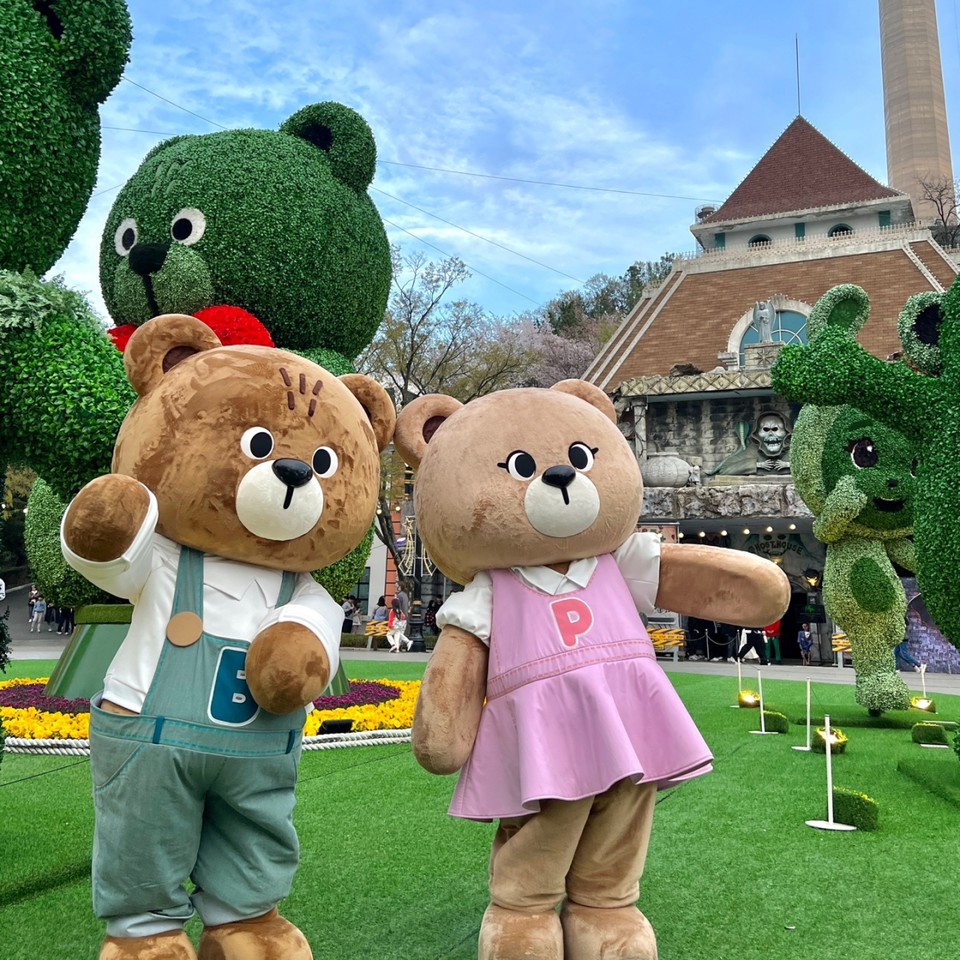 어린이 방문객을 기다리고 있는 이월드의 메인 캐릭터 비비 포포 [사진=이랜드] 