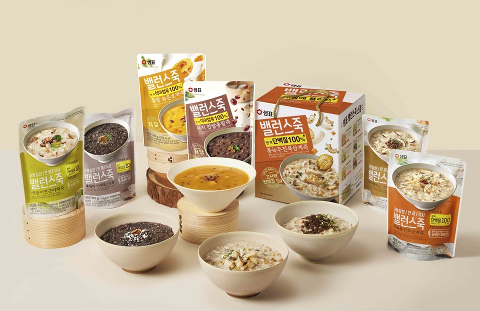 샘표는 5월 10일까지 한 끼에 필요한 단백질 또는 식이섬유를 간편하게 챙길 수 있는 ‘밸런스죽 감사세트’를 한정 출시한다. [사진=샘표]