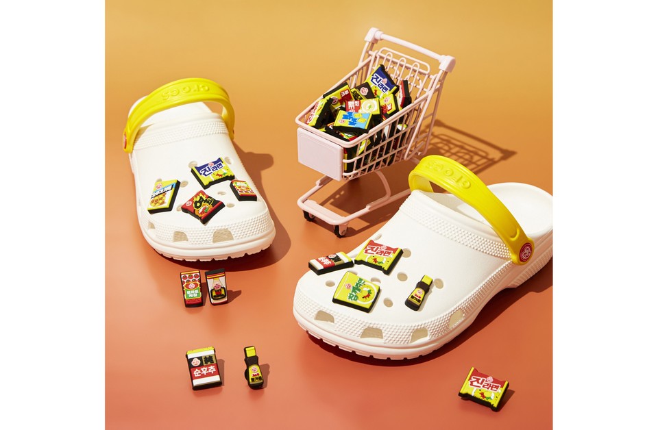 5월5일 오전 10시부터 오뚜기X크록스, 한정판 슈즈 2종이 출시된다. [사진=(주)오뚜기]
