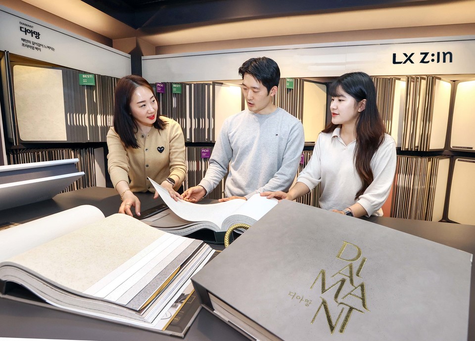 LX하우시스가 지난 26일 프리미엄 벽지 '디아망'의 2023년형 리뉴얼 신제품을 개시했다. [사진= LX하우시스]