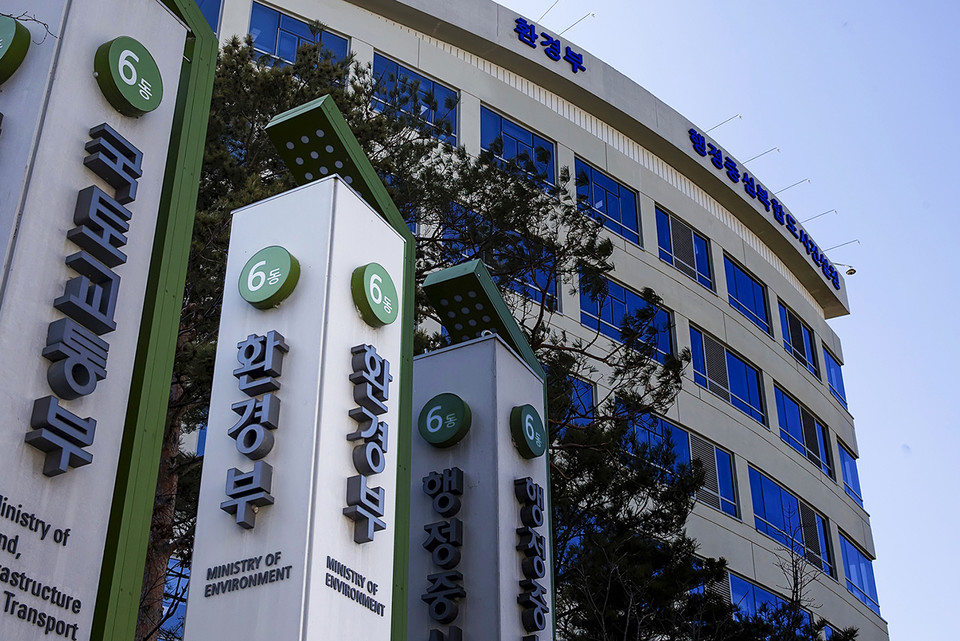 환경부는 지난 2일 오후 서울 켄싱턴호텔에서 경동나비엔·귀뚜라미·대성쎌틱에너시스·알토엔대우와 ‘저소득층 친환경 보일러 무상교체 지원 업무협약’을 체결했다.  [사진=연합뉴스]