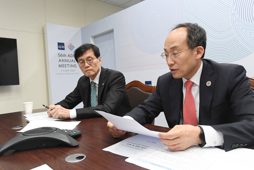 한국은행은 이번 미 연방준비제도의 추가 금리 인상에 대해 저떻게 조치할 것인지 고민하고 있는 것으로 알려졌다. 사진은 4일 오전 진행된 비상거시경제금융회의에 참석한 이창용 한국은행 총재(왼쪽)과 추경호 경제부총리 겸 기획재정부 장관(오른쪽). [사진=연합뉴스]