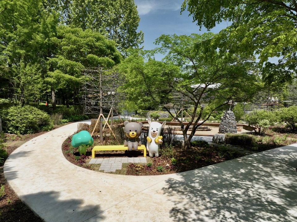KB국민은행은 어린이날을 맞아 도시 어린이들이 자연 속에서 뛰놀 수 있는 환경을 선물하기 위해 서울 어린이대공원에 스타프렌즈 정원 4호를 개장했다. [사진=KB국민은행]