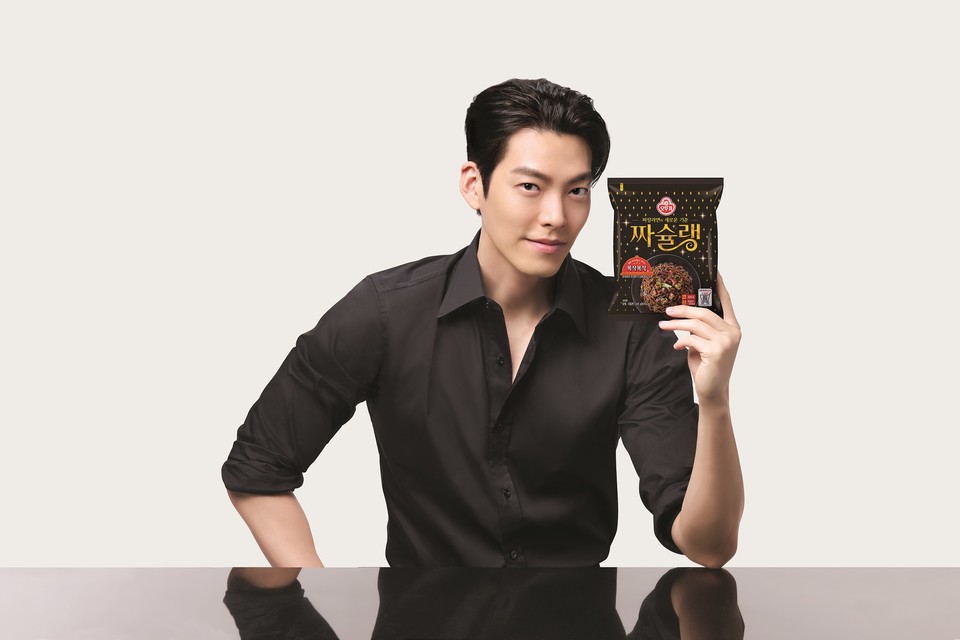 오뚜기 짜장라면 ‘짜슐랭’의 새 모델로 기용된 배우 김우빈은 신규 TV CF를 통해 물을 버리지 않는 차별화된 ‘복작복작’ 조리법을 알리고 진한 짜장의 풍미를 지닌 짜슐랭의 특장점을 소개한다. [사진=오뚜기]