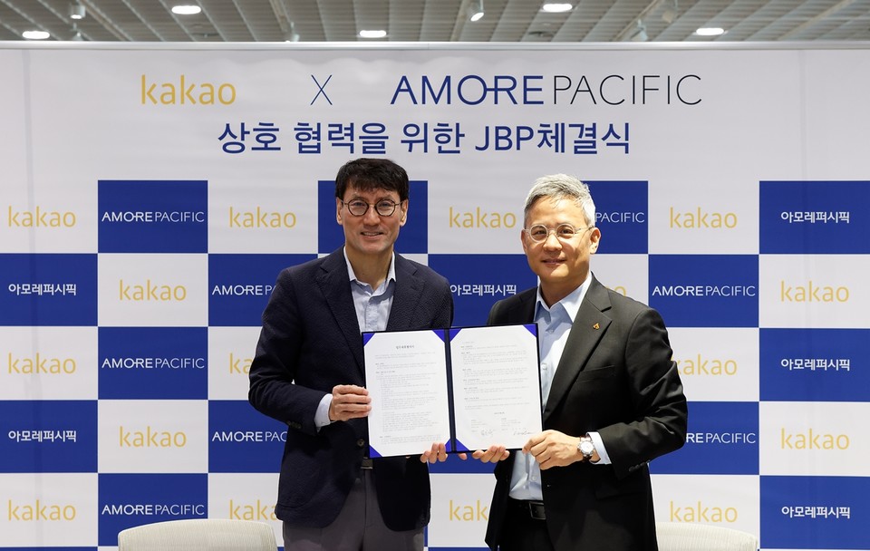 아모레퍼시픽이 카카오와 비즈니스 동반 성장을 위한 업무협약(JBP)을 체결했다. [사진=아모레퍼시픽]