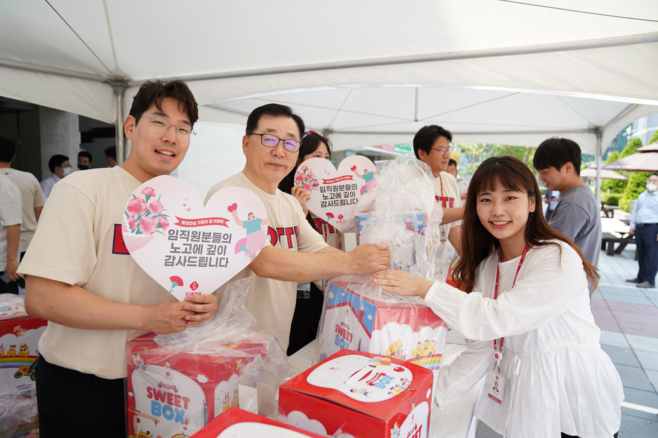 롯데건설 박현철 대표이사 부회장(왼쪽에서 두번째)이 5월 가정의 달을 맞아 서울 서초구 잠원동에 위치한롯데건설 본사에서 직원들에게 과자 선물세트와 카네이션을 전달하고 있다. [사진=롯데건설]