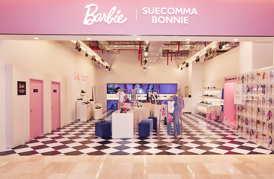 코오롱FnC의 슈콤마보니가 출시 20주년을 맞아 '바비'와 콜라보를 진행한다. [사진=코오롱FnC]