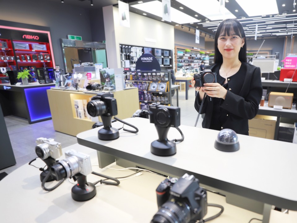 최근 카메라 매출이 늘고 있는 가운데 롯데하이마트는 5월 15일부터 31일까지 ‘캐논 미러리스 카메라 EOS-R7’ 구매 시 롯데모바일상품권 5만원을 제공하는 행사를 진행한다. [사진=롯데하이마트]