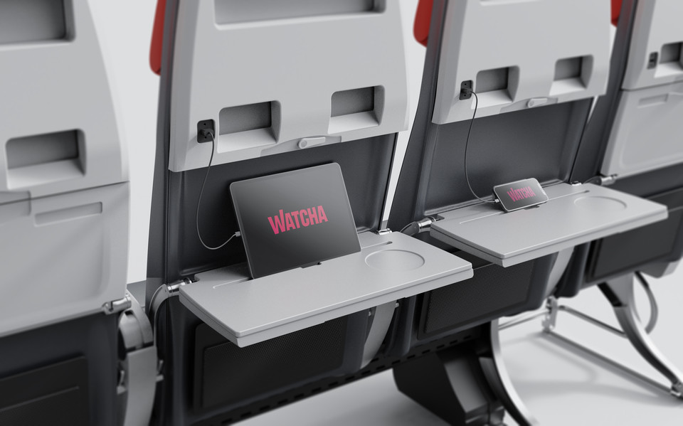 기내 엔터테인먼트 시스템 대신 설치된 충전포트와 거치대. [사진=티웨이항공]