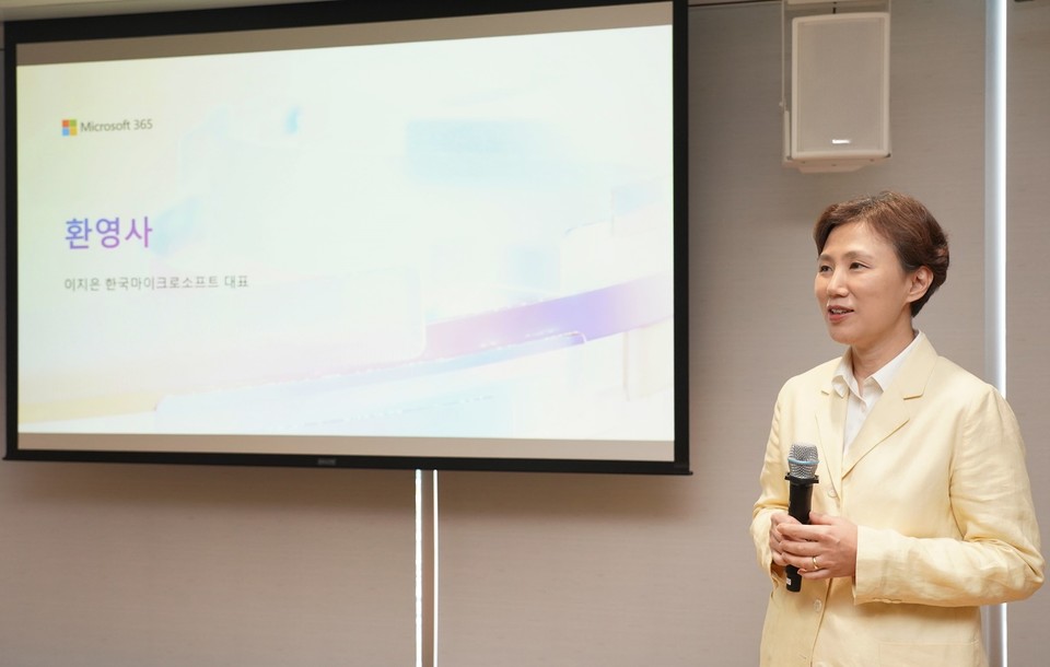 이지은 한국마이크로소프트 대표가 ‘업무동향지표 2023: AI가 가져올 업무 혁신’ 기자간담회에서 환영사를 통해 업무에서 AI의 발전이 갖는 의미에 대해 설명하고 있다. [사진=마이크로소프트]