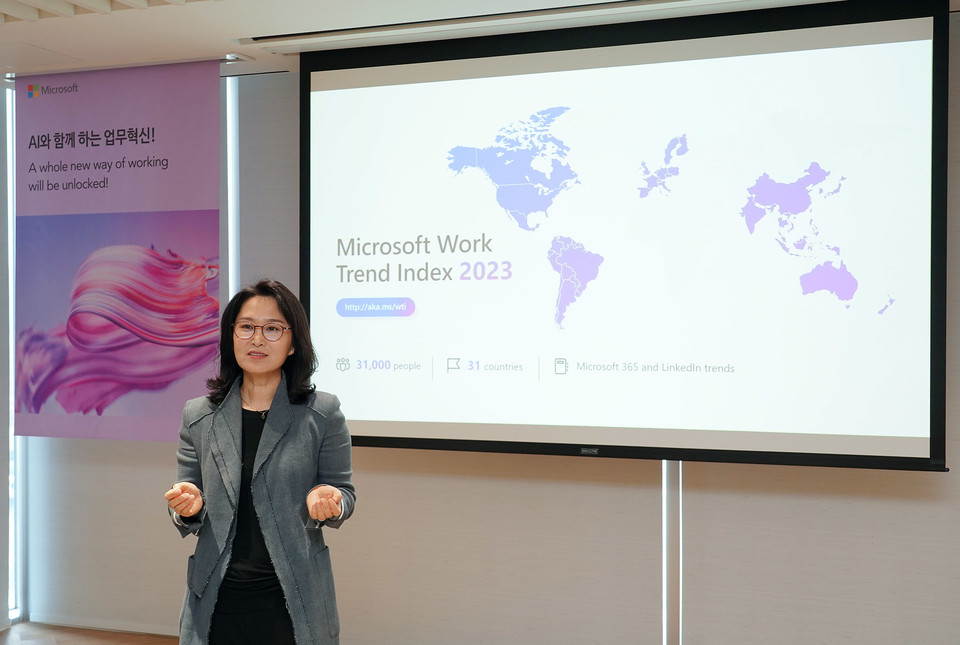 사진8. 오성미 한국마이크로소프트 모던 워크 총괄 팀장이 업무동향지표 발표하고 있다. [사진=마이크로소프트]