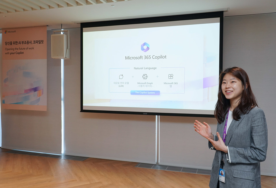 복소현 한국마이크로소프트 모던 워크 테크니컬 스페셜리스트가 마이크로소프트 365의 코파일럿 기능 확대에 대해 설명하고 있다. [사진=마이크로소프트]