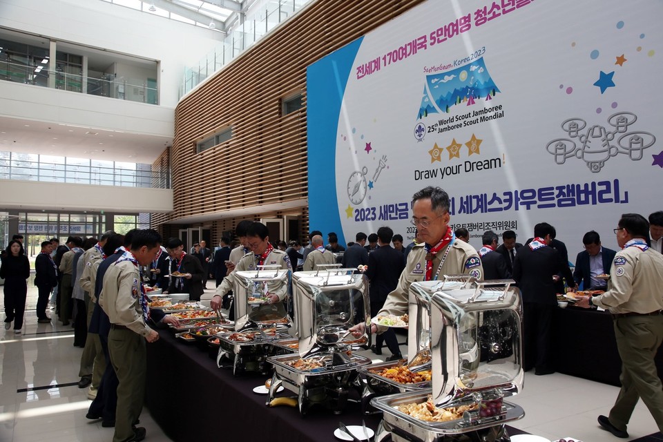 지난 10일 새만금 잼버리 현장보고회 오찬에서 참가자들이 새만금 잼버리 메뉴를 시식하고 있다. [사진=아워홈]