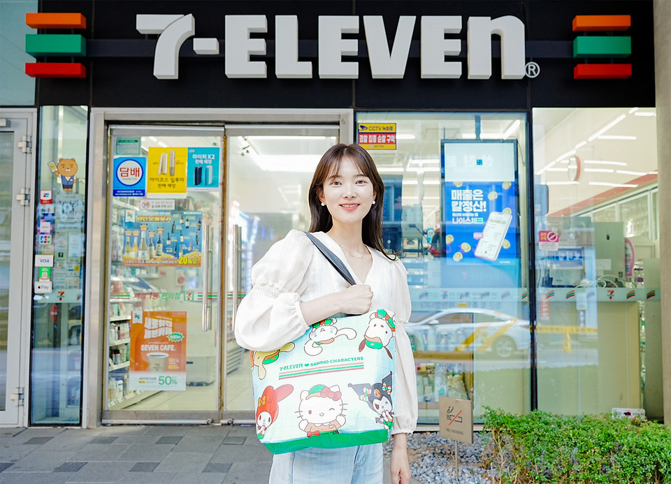 세븐일레븐이 산리오 리유저블백을 출시했다. [사진=세븐일레븐]