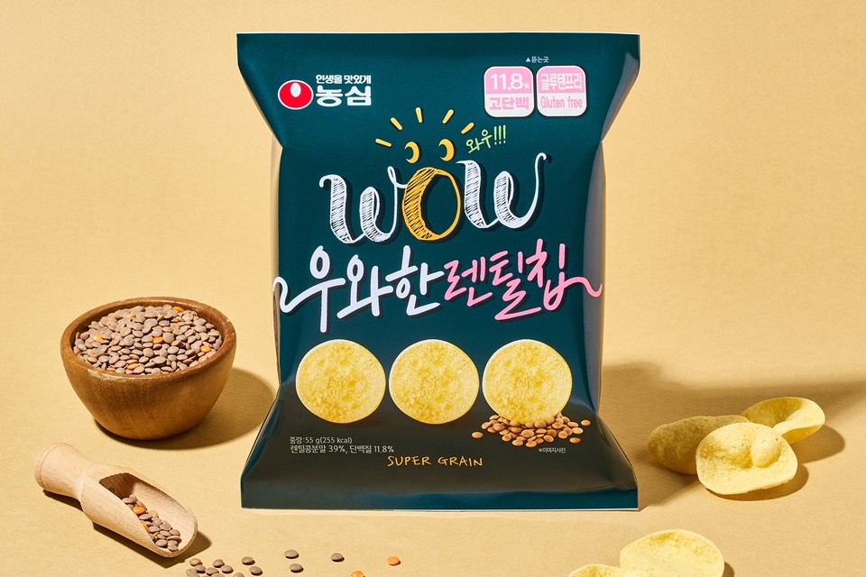 농심이 맛과 영양을 함께 추구하는 고단백 스낵 ‘우와한 렌틸칩’을 15일부터 새롭게 출시한다.  [사진=농심]