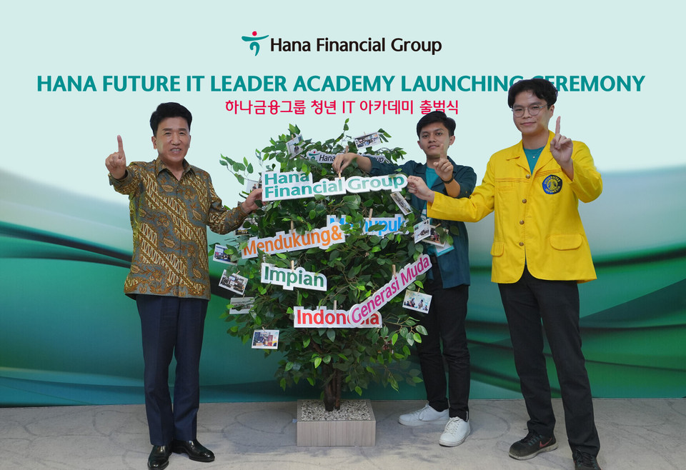 하나금융그룹은 지난 11일 오후 인도네시아 세인트레지스(St. Regis) 호텔에서 글로벌 IT 인재 육성을 위한  하나금융 청년 IT 아카데미 출범식을 가졌다고 밝혔다. 함영주 하나금융그룹 회장(왼쪽)이 학생 대표들과 기념촬영을 하고 있다. [사진=하나금융그룹] 