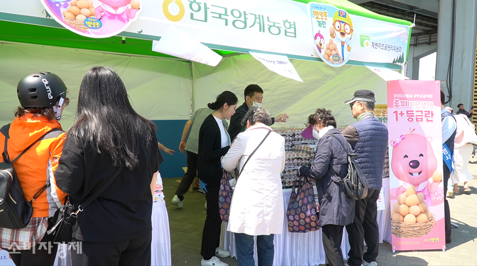 지난 1일 서울 반포한강공원 인근에서 진행된 대한민국 축산대전에서 계란을 판매하는 모습. [사진=권찬욱 기자]