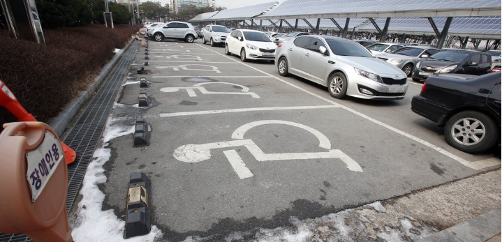 국민권익위는 17일 보건복지부와 국토교통부에 장애인과 함께 사는 부모의 배우자도 장애인 전용 주차구역을 이용할 수 있도록 제도개선을 권고했다. [사진=연합뉴스]
