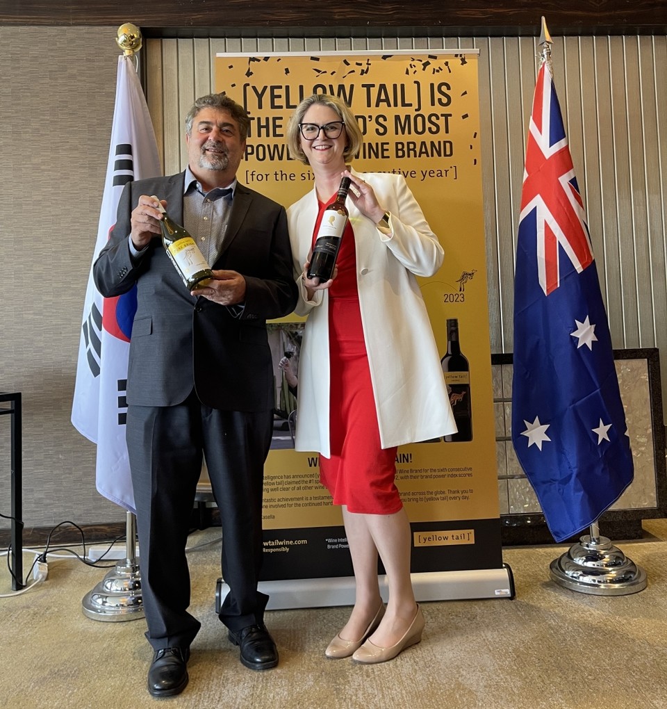 롯데칠성음료가 지난 17일 서울 중구 롯데호텔에서 수입 와인 제품 ‘옐로우 테일’ 간담회를 진행했다. 이날 참석한 존 카셀라(왼쪽)와 알렉산드라 씨들 주한 호주 부대사가 포즈를 취하고 있다. [사진=롯데칠성음료] 