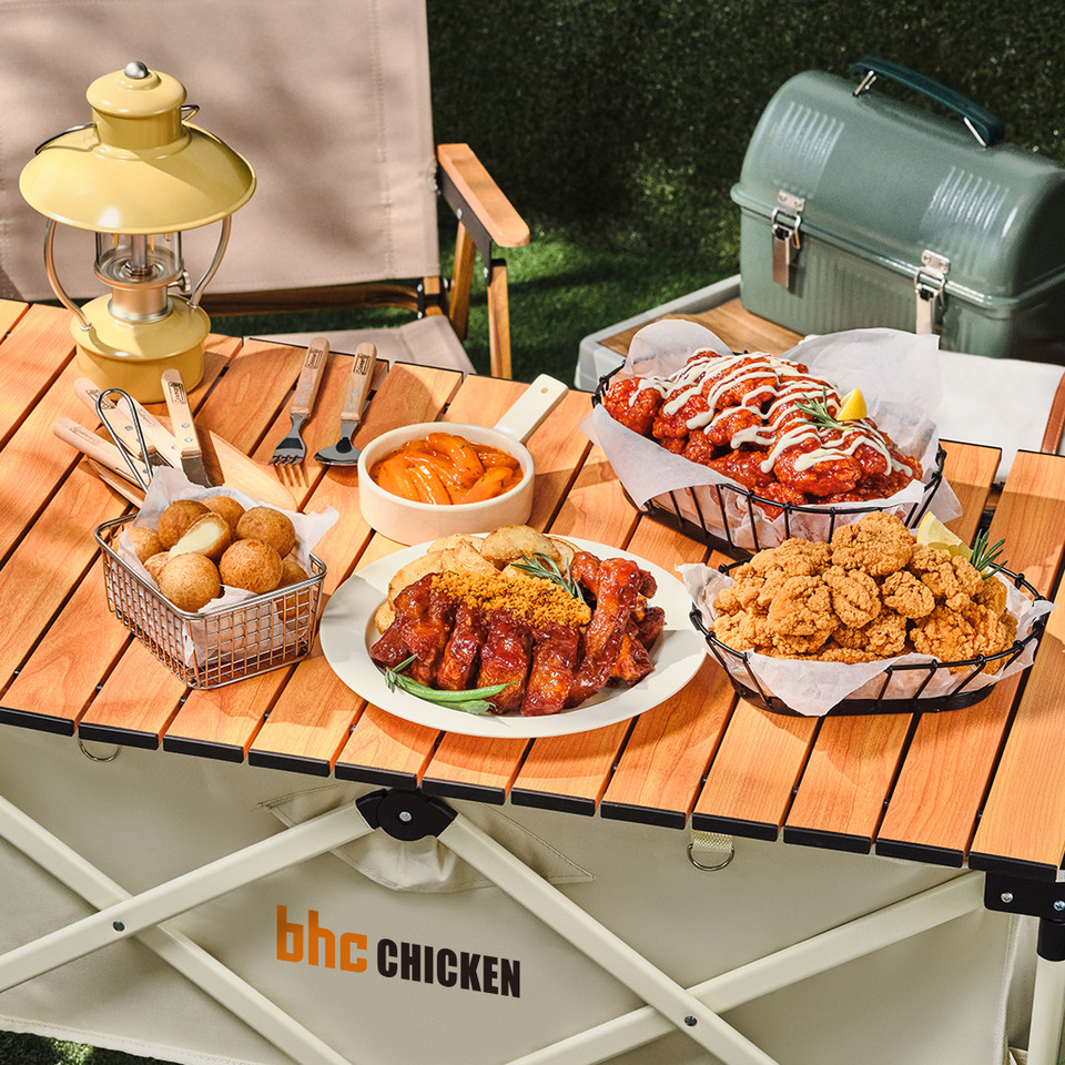 bhc치킨이 가정의 달을 맞이해 긍정적 매출 효과를 얻고 있다. [사진=bhc치킨]