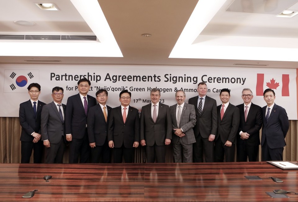 17일 서울시 중구 롯데호텔에서 진행된 캐나다 뉴지오호닉 그린수소 상용화 프로젝트 투자협약식에서 SK에코플랜트와 월드에너지GH₂ 양사 참석자들이 기념촬영을 하고 있다. [사진=SK에코플랜트]