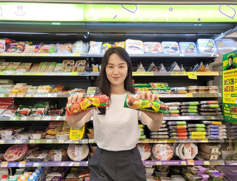 최근 도시락과 함께 김밥의 매출까지 동반상승하고 있다. 사진은 CU가 새롭게 선보이는 가성비 높은 점심 메뉴 ‘백종원 비빔밥 한줄 김밥’ [사진=CU]