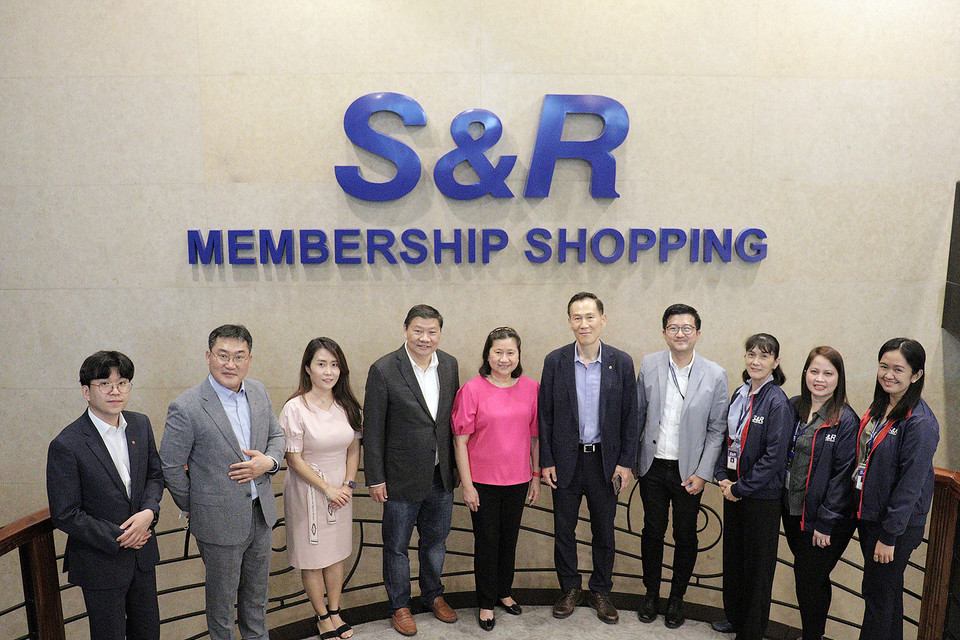 롯데웰푸드가 16일 필리핀 마닐라 S&R본사에서 필리핀 현지 유통을 위한 업무협약(MOU)을 진행했다. [사진=롯데웰푸드]