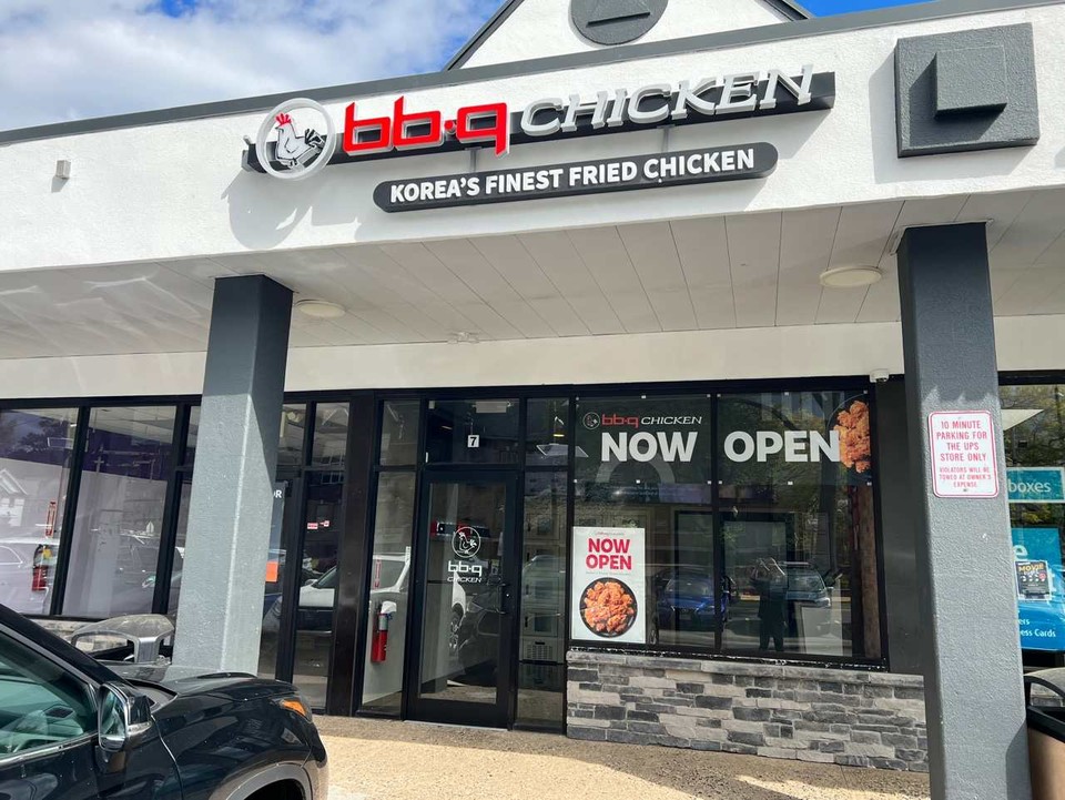 BBQ가 미국 현지시간 19일 뉴저지주 잉글우드에 BSK(BBQ Smart Kitchen) 1호점을 오픈하고 배달·포장 전문 매장을 통해 성장을 이어가고 있다고 밝혔다. [사진=BBQ]