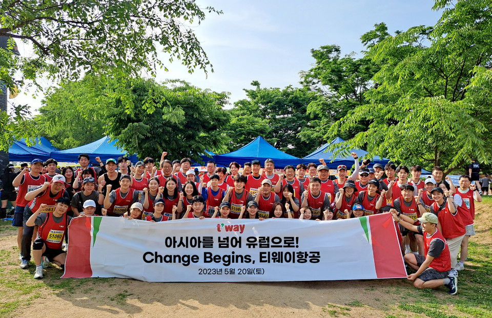 정홍근 티웨이항공 대표와 임직원들은 지난 20일 오전 서울 여의도 한강공원에서 열린 ‘바다의날 마라톤 행사’에 참여했다. [사진=티웨이항공]