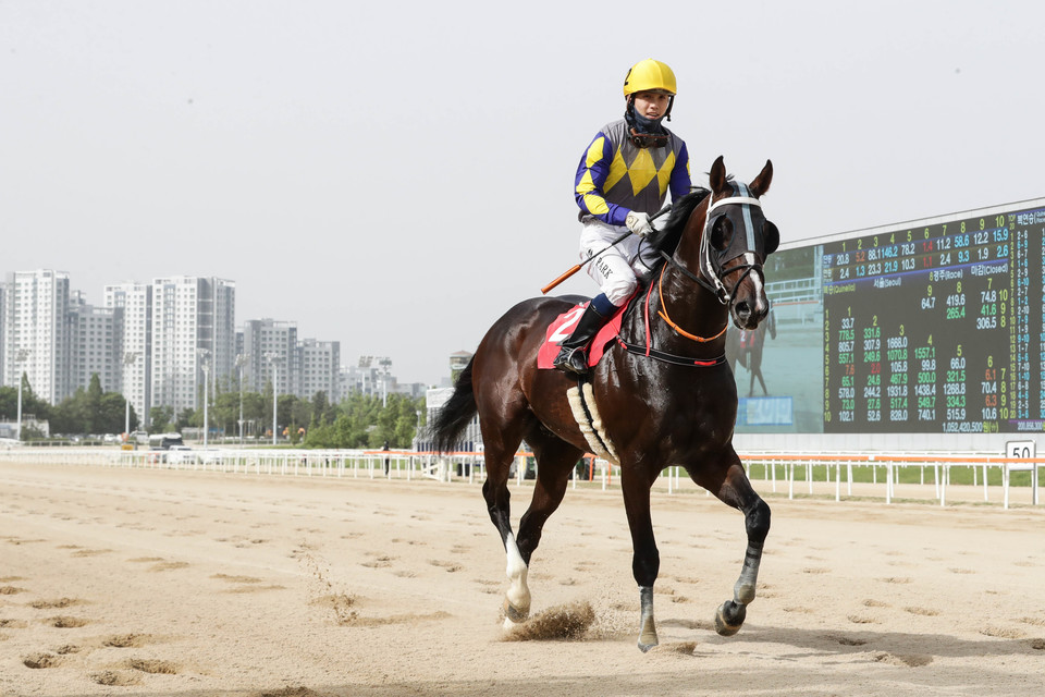 YTN배 우승을 거머쥔 투혼의반석과 박재이기수 [사진=한국마사회]