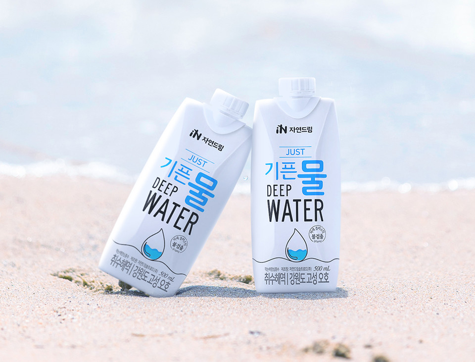 '자연드림 기픈물'이 5개 대형 위탁급식업체에 납품된다. [사진=아이쿱자연드림]