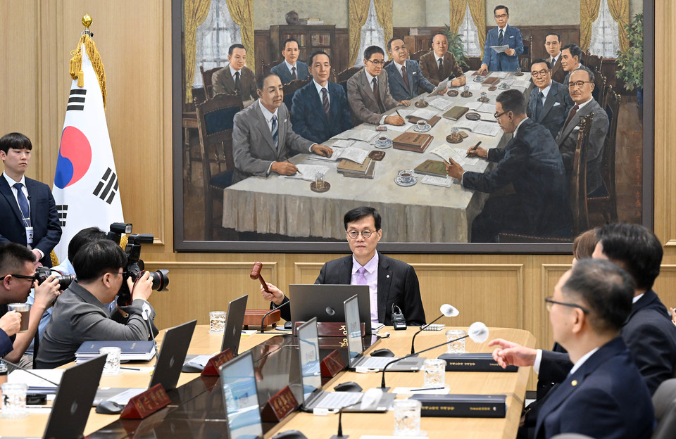 이창용 한국은행 총재가 25일 서울 중구 한국은행에서 열린 금융통화위원회에서 의사봉을 두드리고 있다. 이날 열린 금통위는 6년 만에 준공된 한국은행 신축 본부에서 처음으로 진행됐다. [사진=연합뉴스]