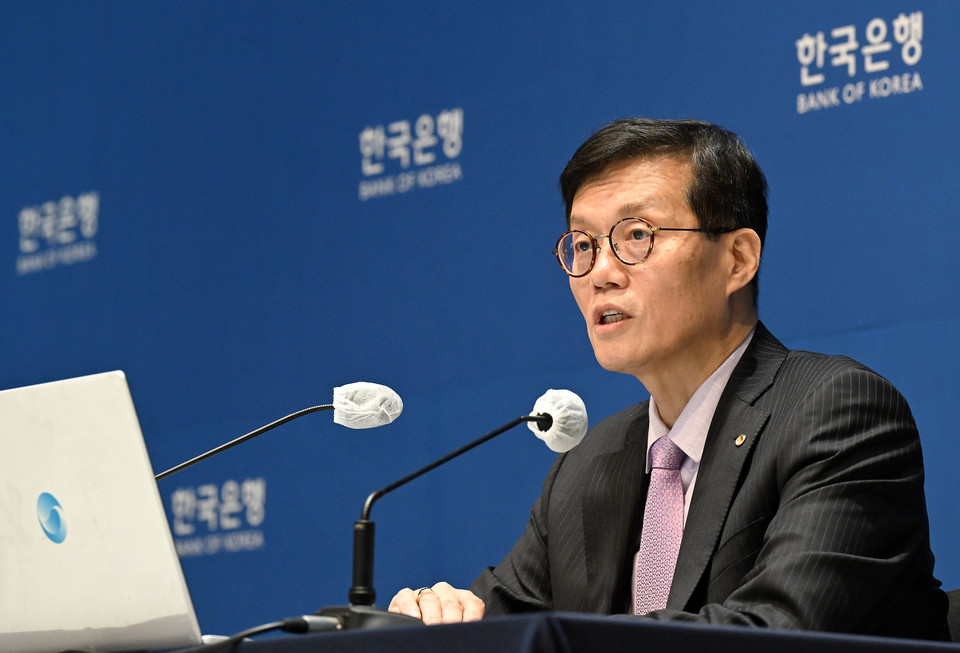 이창용 한국은행 총재가 25일 서울 중구 한국은행에서 열린 금융통화위원회를 마치고 기자회견을 진행하고 있다. [사진=연합뉴스]
