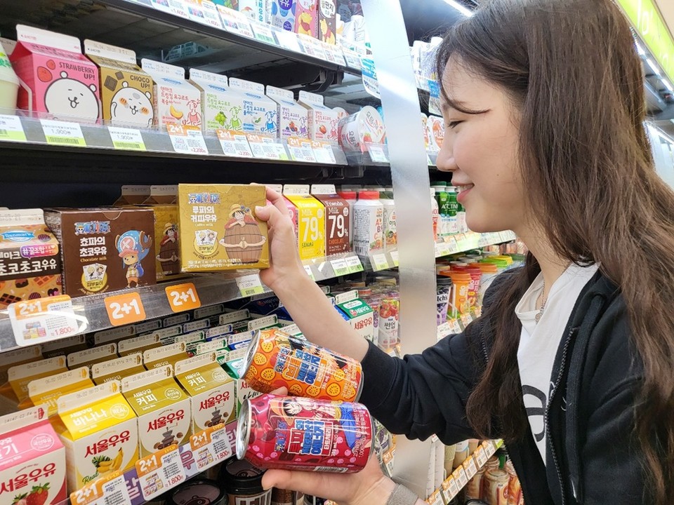 CU가 이달 원피스, 쿠키런과 함께 하절기 수요가 높은 음료와 냉장분식으로 라인업을 확대하며 캐릭터 콜라보 열풍을 이어간다. [사진=BGF]