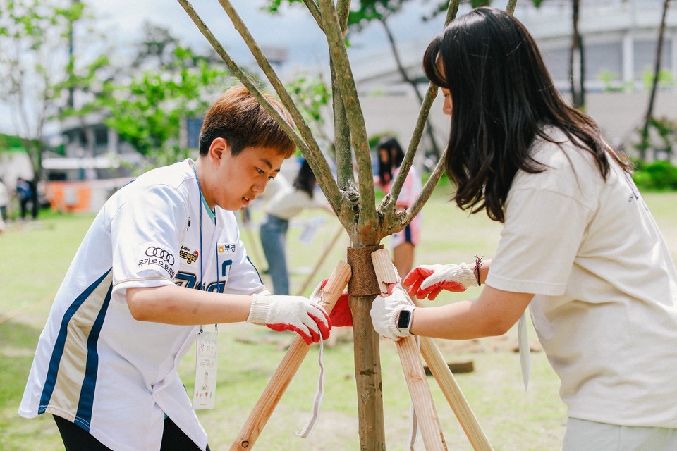 엔씨소프트가 창원 NC파크에 친환경 공간 조성을 위한 나무심기 활동을 진행했다고 30일 밝혔다. [사진=엔씨소프트]