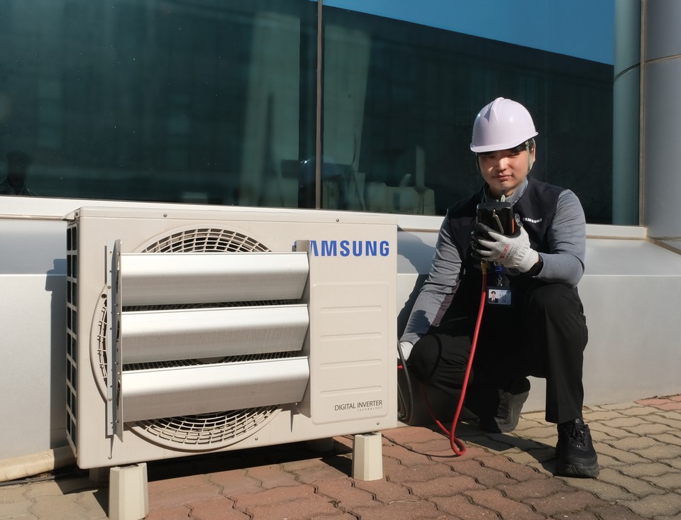 삼성전자서비스에 따르면 에어컨 A/S 중 약 30%는 고장이 아니거나 부품 교체 없이 간단한 조치로 해결된 걸로 나타났다. [사진=삼성전자서비스]