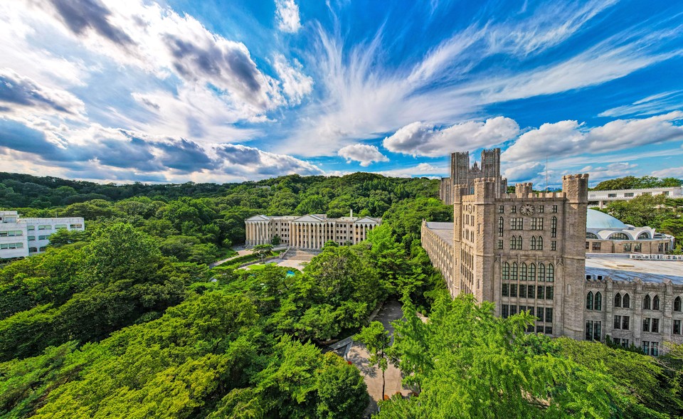 경희사이버대학교는 오는 6월 1일부터 2023학년도 후기 신·편입생 모집을 진행한다. [사진=경희사이버대학교]