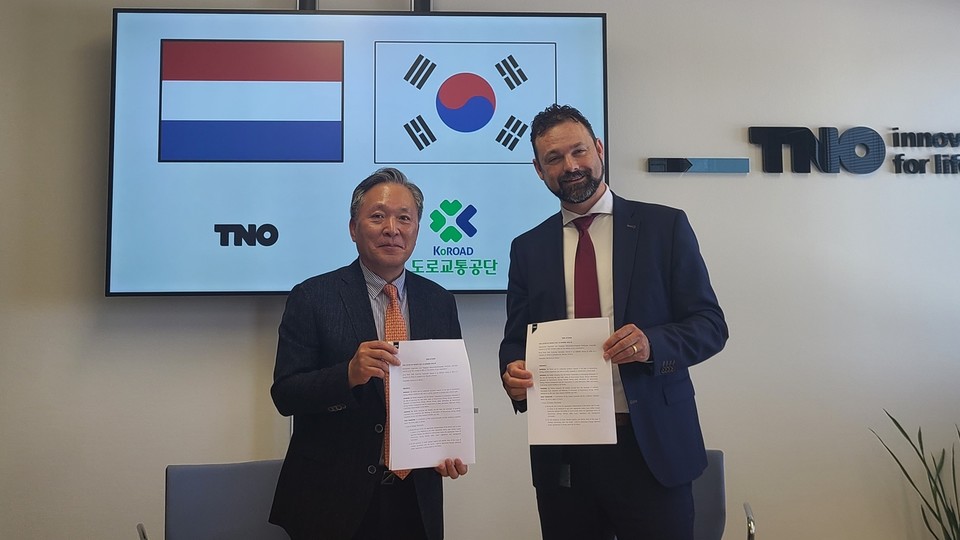 도로교통공단과 네덜란드 응용과학연구소는 지난 30일 자율주행 공동연구를 위한 의향서 체결을 진행했다.  [사진=도로교통공단]