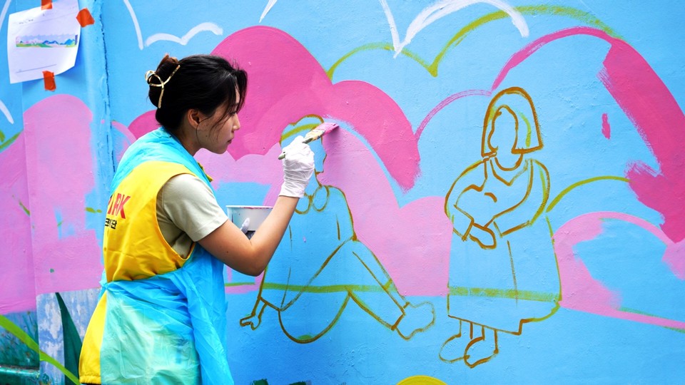 HDC현대산업개발은 HDC그룹 계열사 임직원 20여 명이 참석한 가운데 용산구 관내 소외이웃의 거주 환경 개선을 위한 벽화 그리기 봉사활동을 진행했다. [사진=HDC현대산업개발]