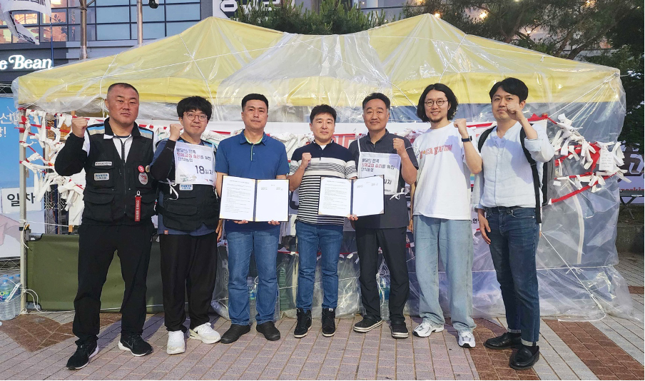 지난 2일 오후 서울시 송파구에서 우아한청년들과 민주노총 서비스연맹 배달플랫폼노동조합 관계자들이 단체협상 잠정 합의 후 기념 촬영을 하고 있다. [사진=우아한청년들]