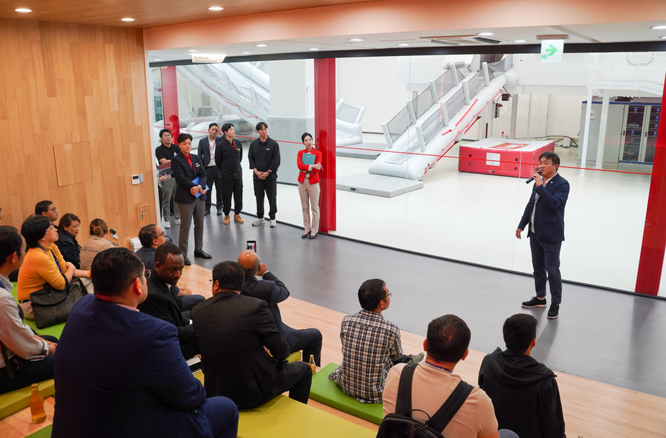 티웨이항공은 지난 1일 서울 김포공항 화물청사에 위치한 훈련센터 시설을 ICAO 관계자에게 소개하는 행사를 진행했다. [사진=티웨이항공]