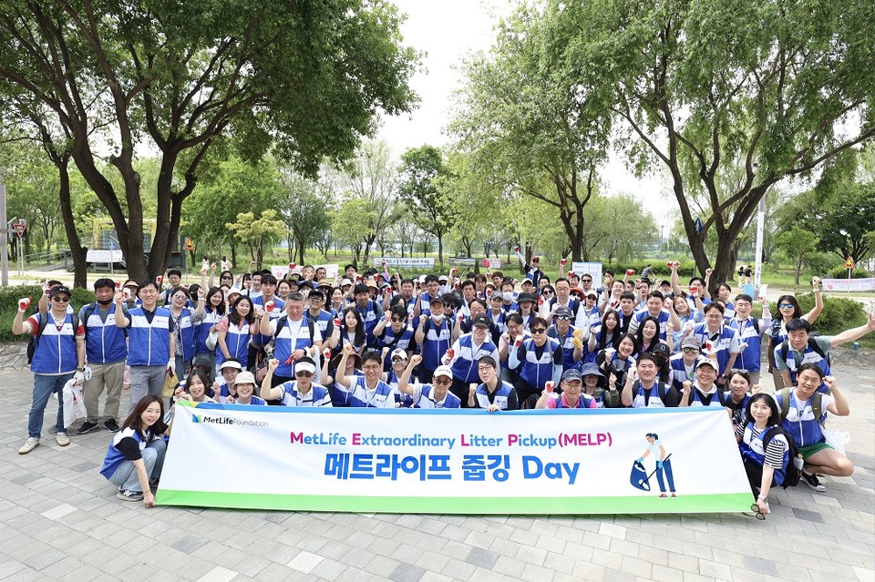 송영록 메트라이프생명 사장과 임직원들이 반포 한강공원에서 줍깅을 하고 있다. [사진=메트라이프생명]