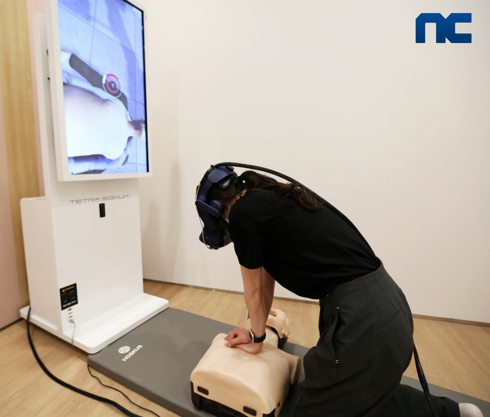 엔씨소프트 직원이 NC 알파리움 메디컬룸에 설치된 심폐소생술 VR 안전 교육에 참여하고 있다. [사진=엔씨소프트]