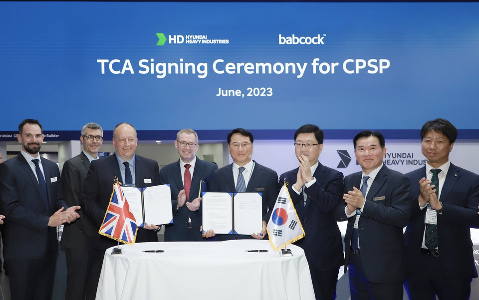 한영석 HD현대중공업 부회장(왼쪽부터 다섯번째)과 존 하위(왼쪽부터 세번째) 밥콕 최고기업업무 책임자 등이 기술협력합의서(TCA)에 서명한 후 기념촬영을 하고 있다. [사진=HD현대중공업]