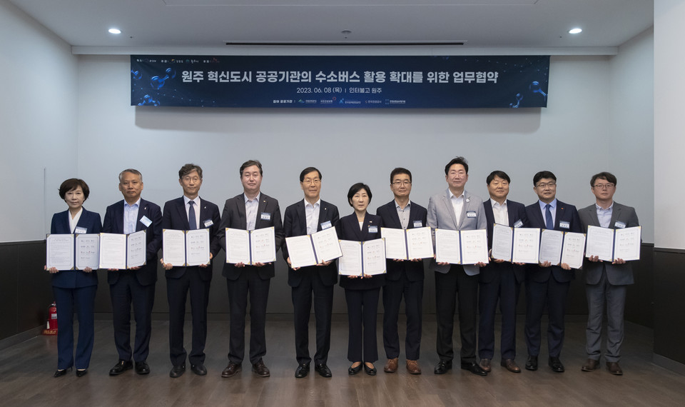 (왼쪽부터)김선옥 국민건강보험공단 징수상임이사, 오수석 건강보험심사평가원 기획상임이사, 남상용 한국광해광업공단 경영관리본부장, 송형근 국립공원공단 이사장, 김장실 한국관광공사 사장, 한화진 환경부장관, 정광열 강원도 경제부지사, 원강수 원주시장, 유원하 현대차 국내사업본부장, 권형균 SK E&S 수소부문장, 김광선 강원도전세버스운송사업조합 상무가 8일 원주 인터불고 호텔에서 열린 ‘원주혁신도시 입주 공공기관의 수소버스 전환·활용을 위한 업무협약’에 참석해 기념촬영을 하고 있다. [사진=SK E&S]